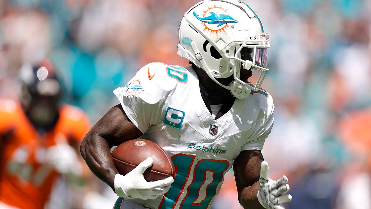 Dolphins' Tyreek Hill breaks away for 54-yard touchdown, celebrates in stands with fans