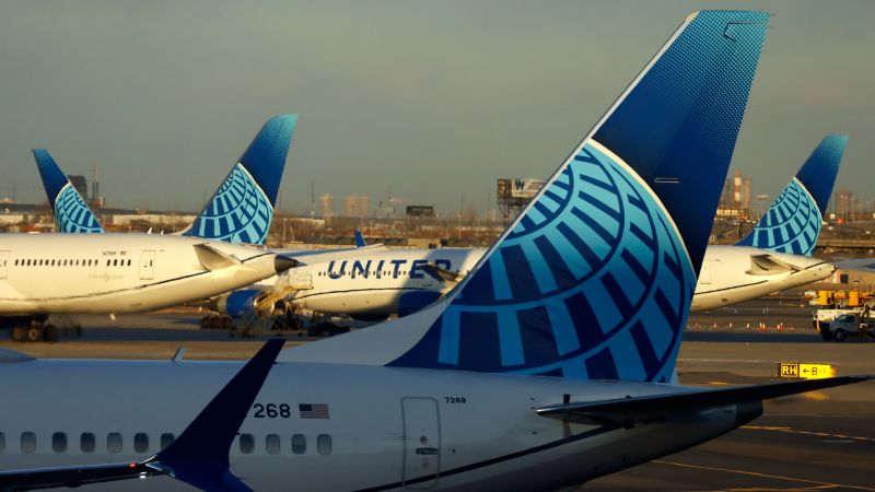 United Airlines flight descends 28,000 feet in 8 minutes for 'pressurization issue'